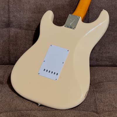 Fender Vintera III Late '60s Stratocaster w/Fender Deluxe bag and Case Candy - 2026 Model in Olympic White image 6