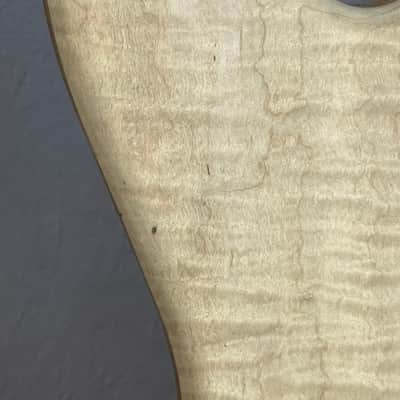 high end Offset Bass Body Unfinished Deep Curly Maple Top / Walnut Accent/ Solid One-piece Mahogany Back- limited Luthier Supply R2 imagen 14