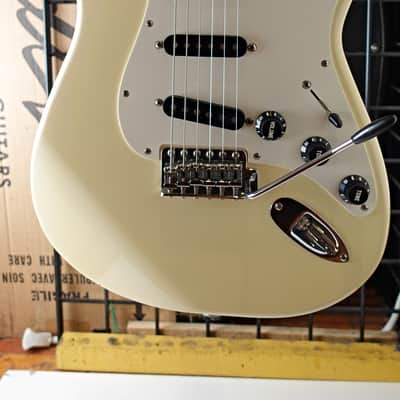 Squier II Standard Stratocaster with Maple Fretboard (Made in Korea) 1989 - 1992 - Frost White image 2