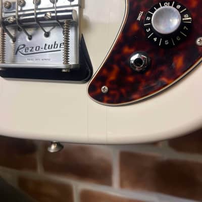 Burns Shadows Bass 'The Legend' White Electric Bass Guitar image 5