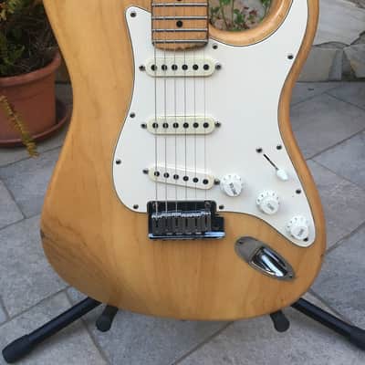 RIF 119 Fender Stratocaster 2000 Corona California With Case and Fender Card image 3