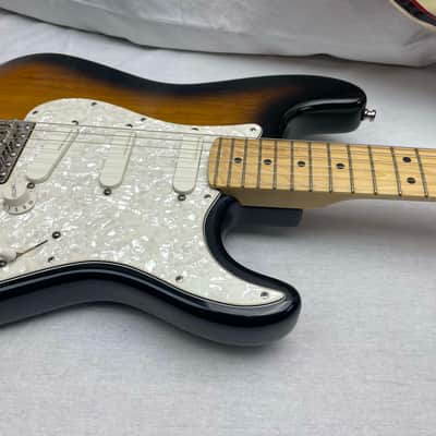 Fender Buddy Guy Stratocaster Guitar with Case 1999 - 2-Color Sunburst / Maple fingerboard image 7