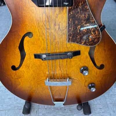 Godin 5th Avenue Kingpin 2010s - Cognac Burst image 3