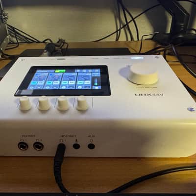 Yamaha URX44V White image 2