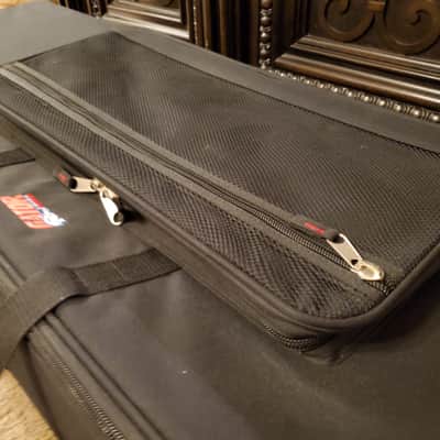LARGE GATOR KEYBOARD/SYNTHESIZER TRAVEL CARRYING CASE W/WHEELS image 5