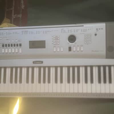 Yamaha DGX-230 Portable Grand 2008