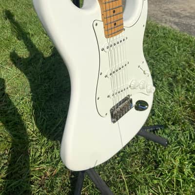 Fender Player Stratocaster 2018 - White w/ gigbag image 3