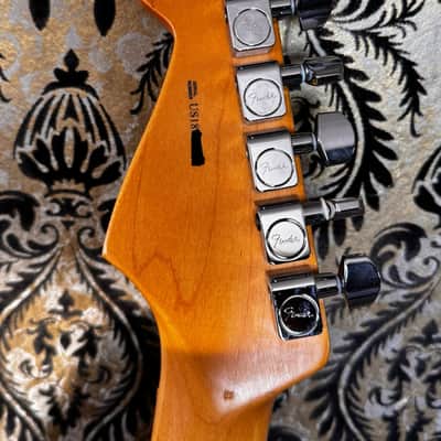 Fender American Professional Stratocaster, Light Ash with Maple Fretboard 2018 - Aged Natural image 4