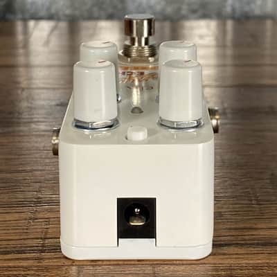 Electro-Harmonix EHX Pico Canyon Echo Digital Delay Demo image 5