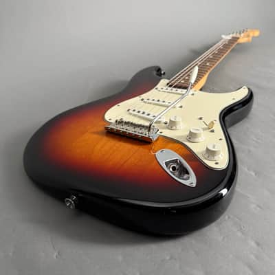 2011 Fender Standard Stratocaster RW sunburst like new Case image 14