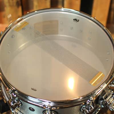 DW 5.5x14 Collector's 3mm Wrinkle Coat Aluminum Snare Drum - DRVA5514SVC image 4