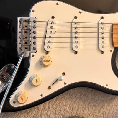 Fender Standard Stratocaster with Maple Fretboard 1995 - 2000 - Black image 3