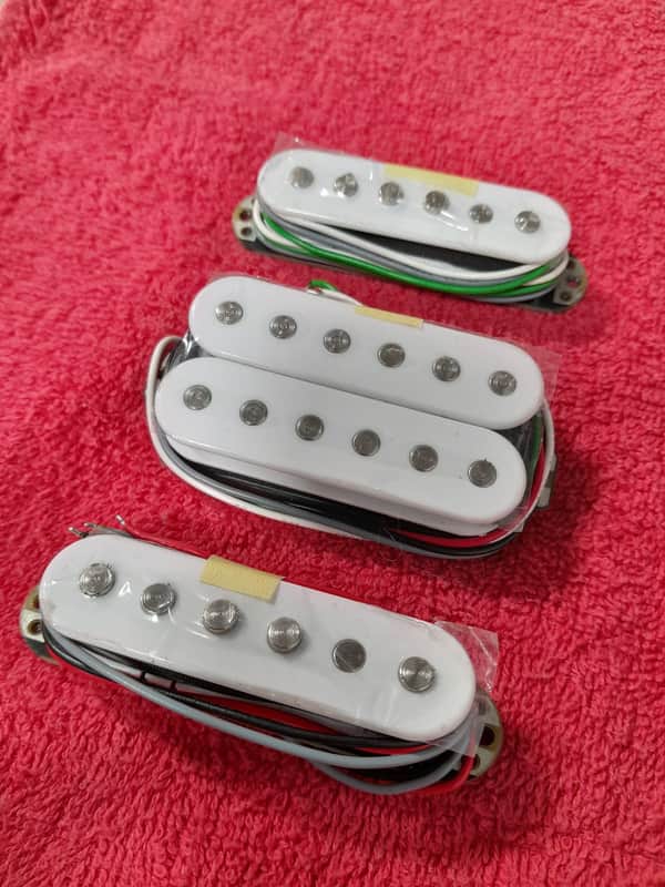 Ibanez AZ ESSENTIAL Pickups HSS In White image 1