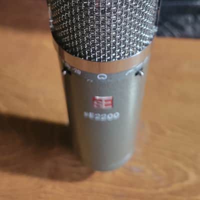 sE Electronics sE2200 Large Diaphragm Cardioid Condenser Microphone 2019 - Present - Vintage Edition Green Hammered image 3