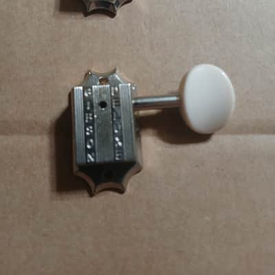 Gibson  Kluson Deluxe Tuners White Button 3×3 image 2
