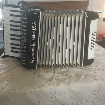 Accordion 12 Bass - Black image 2