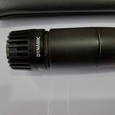 Shure SM57 Cardioid Dynamic Microphone - with zip case and mic clip image 4