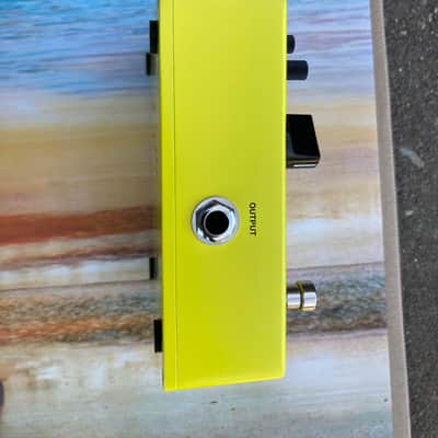 Harley Benton Bass Camp Bass Chorus and Envelope Filter 2 in 1 dual effect pedal - Yellow image 3