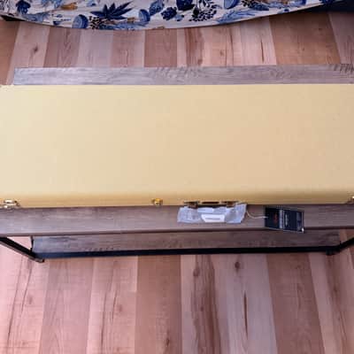Fender G&G Deluxe Precision Bass Hardshell Case, Brown with Gold Plush Interior 2016 - Brown image 2