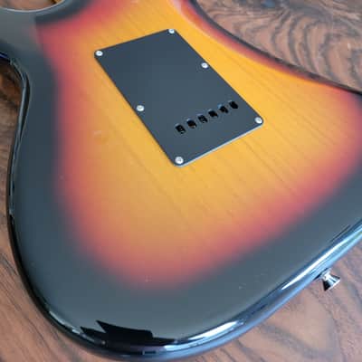 Squier Classic Vibe Stratocaster '60s 3-Color Sunburst image 4