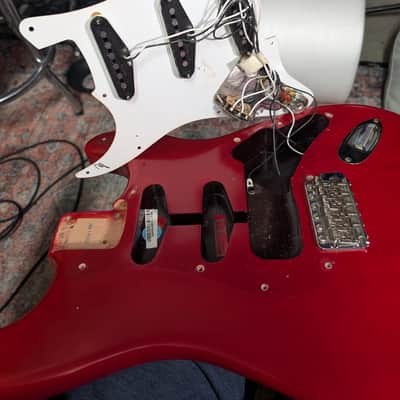 2005 Fender Highway One Stratocaster with Rosewood Fretboard - Crimson Red Transparent image 14