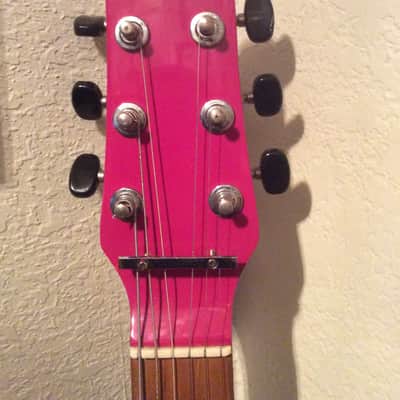 Super rare 1976 Sanrio Hello kitty Pink electric guitar with internal amp,speaker n outputs image 4