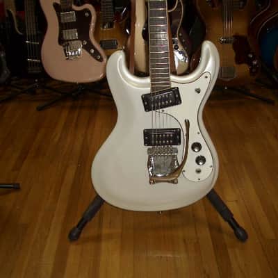 Mosrite Ventures 1967 - Pearl White image 2