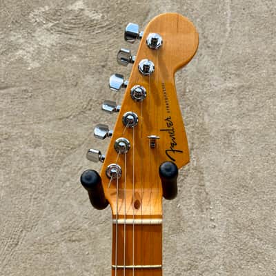 Fender American Deluxe Stratocaster V-Neck with Maple Fretboard 2004 - 2010 - 2-Color Sunburst image 4