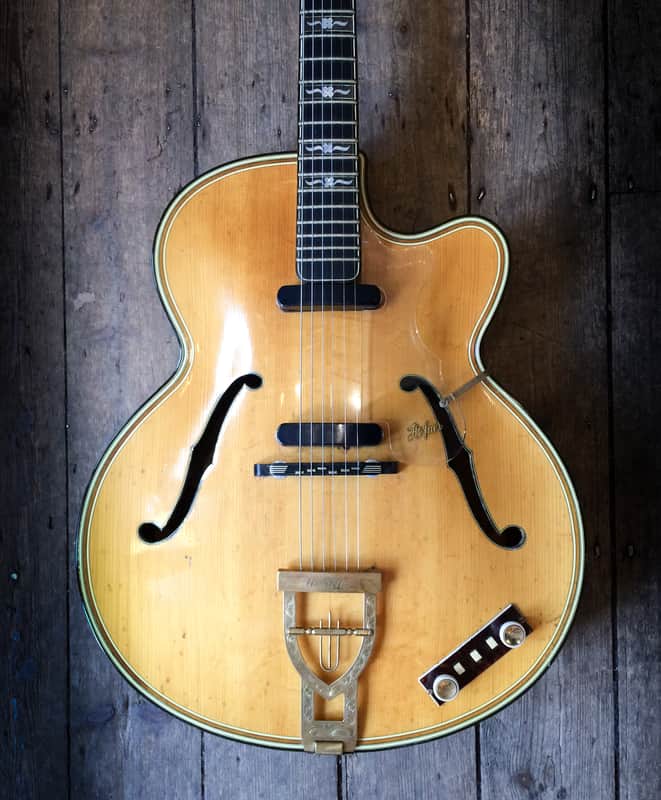1959 / 60 Hofner Golden Hofner Blonde Natural Series 1. With hard shell case image 1