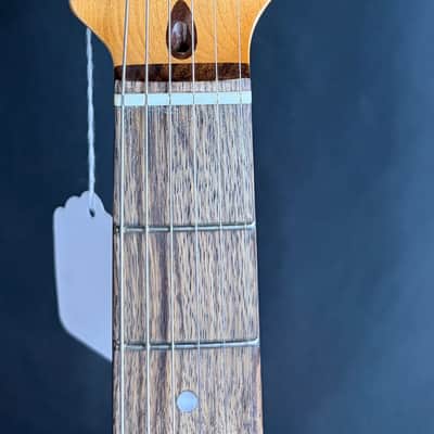 Squier Classic Vibe 70's Stratocaster HSS Electric Guitar Walnut Finish imagen 9