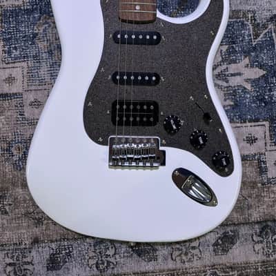Squier Affinity Series Stratocaster with Maple Fretboard 2021 - Present - Olympic White image 2
