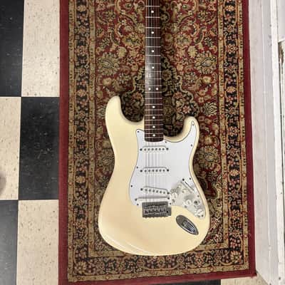Fender Standard Roland Ready Stratocaster 2006 - 2012 - Arctic White image 2