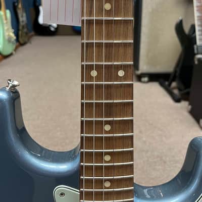 Fender Vintera '60s Stratocaster with Pau Ferro Fretboard 2019  - Ice Blue Metallic - NOS image 8
