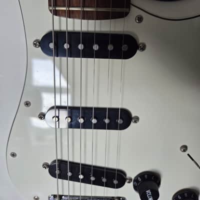 Fender Player Stratocaster with Pau Ferro Fretboard 2018 - 2024 - Polar White image 8