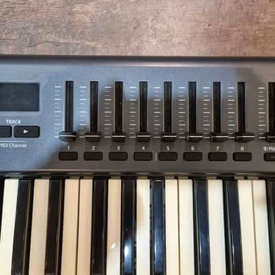 Novation Launchkey 49 midi keyboard controller, boxed image 5