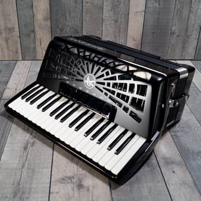 Hohner Bravo III Chromatic 80 Bass Piano Accordion Black + Bag, Straps image 5