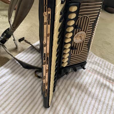 Hohner Gola ? 1950-1980 ? Gloss black image 10