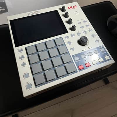 Akai MPC One Standalone MIDI Sequencer Retro Edition 2021 - Present - Grey image 4
