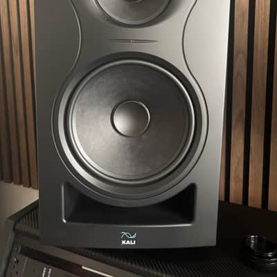 Kali Audio LP-8 V2 8-inch Powered Studio Monitor Pair with WS-6.2 Dual 6.5-inch Powered Subwoofer Bundle 2024 - Black image 2