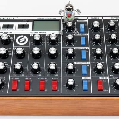MOOG Voyager RME Analoger Synthesizer Rack + Holz + Wie Neu + OVP + Garantie image 3