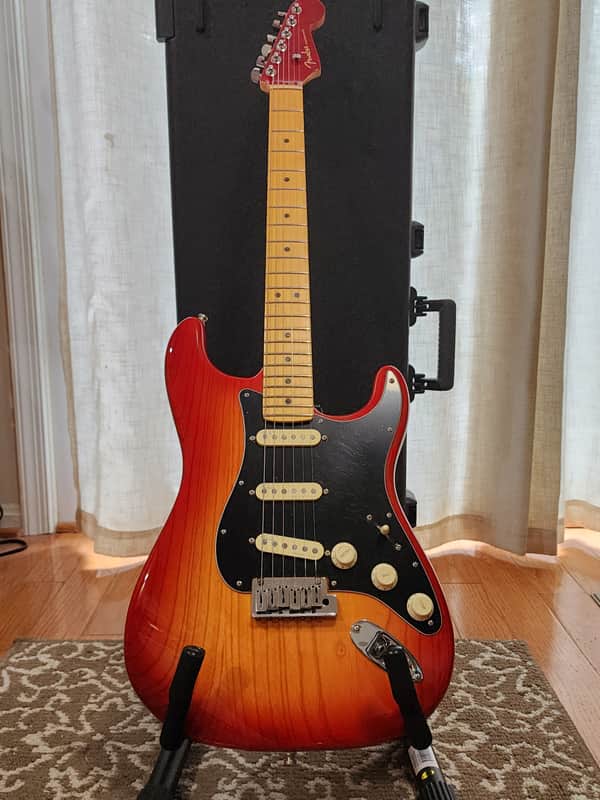 Fender American Ultra Luxe Stratocaster 2021 - 2024 - Plasma Red Burst