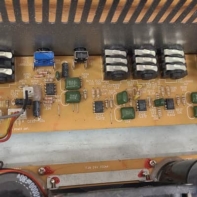 Kustom TRB-400 400 Watt Tube PreAmp Tuck N Roll Bass Amplifier Head image 13