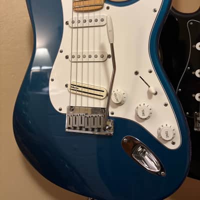 Fender American Standard Stratocaster with Maple Fretboard 1998 - 2000 - Aqua Marine Metallic image 3