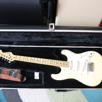 Fender Standard Stratocaster with Maple Fretboard 1983 - 1984 - Ivory White image 3
