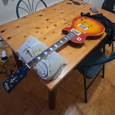 V100 Icon Series Single Cut Les Paul Copy w. hardcase and strap image 5