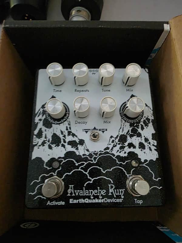 EarthQuaker Devices EarthQuaker Devices Avalanche Run V2 Stereo Delay & Reverb CME Exclusive Black/White 2018 - Black / White image 1
