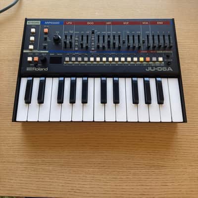 Roland JU-06A Boutique Series Synthesizer Module with K-25m Keyboard 2019 - Present - Black