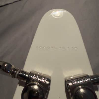 Epiphone Brendon Small Signature "Snow Falcon" Flying V - Snow Burst image 4