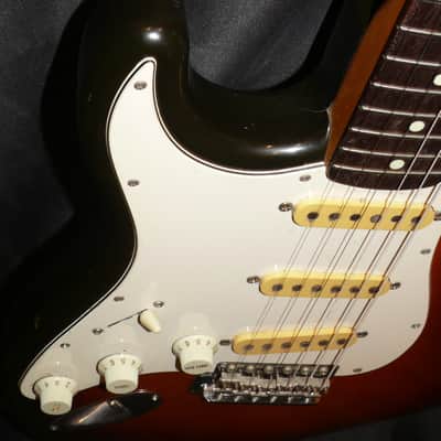 Fender Japan M.I.J. "J" series lefty `62 Stratocaster R.I. 1990 3 Color Sunburst image 7