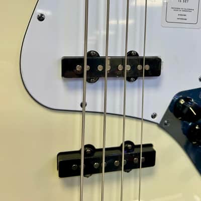 Fender Standard Jazz Bass, Laurel Fingerboard, White Pickguard, Olympic White image 5